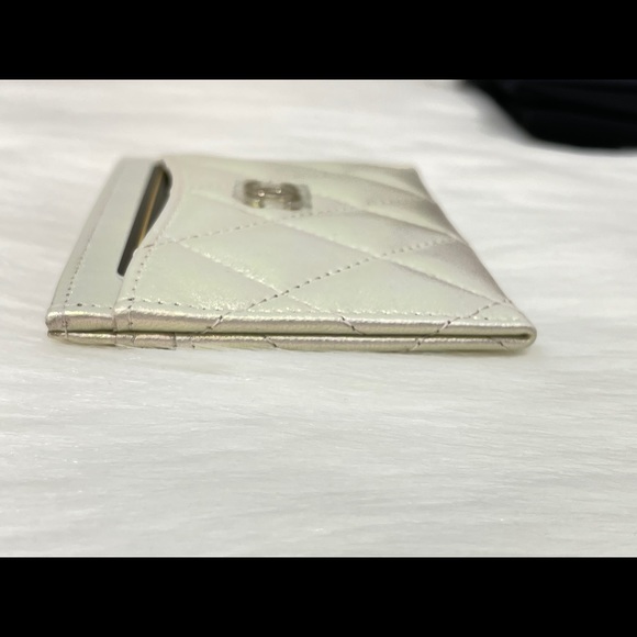 [SOLD] Chanel Ivory Iridescent Quilted Card Holder - Picture 10 of 15